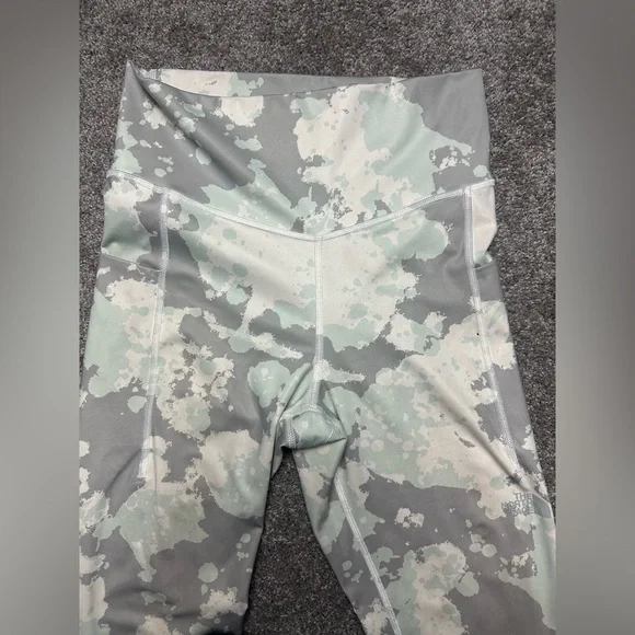 Women’s The North Face active leggings (L) camo - Picture 3 of 10